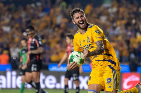 AME1435. MONTERREY (MÉXICO), 21/05/2022.- Andre Gignac de Tigres de la UANL festeja una anotación durante el partido de vuelta correspondiente a la semifinal del Torneo Clausura 2022 entre Tigres de UANL y Atlas de Guadalajara hoy, en el estadio Universitario de la ciudad de Monterrey (México). EFE/ Miguel Sierra