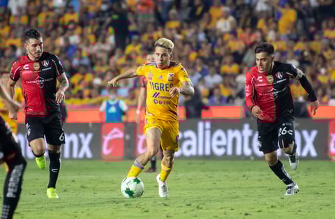 AME1435. MONTERREY (MÉXICO), 21/05/2022.- Yeferson Soteldo (c) de Tigres de la UANL disputa el balón con Aldo Rocha (d) y Edgar Zaldivar (i) de Atlas de Guadalajara durante el partido de vuelta correspondiente a la semifinal del Torneo Clausura 2022 entre Tigres de UANL y Atlas de Guadalajara hoy, en el estadio Universitario de la ciudad de Monterrey (México). EFE/ Miguel Sierra
