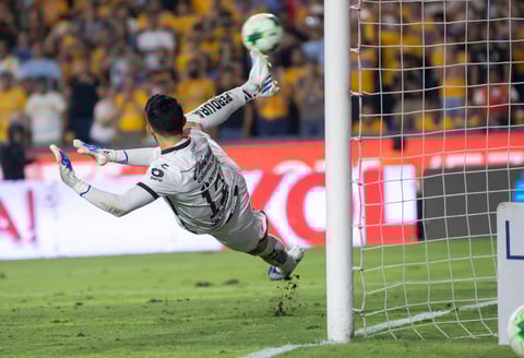 AME1435. MONTERREY (MÉXICO), 21/05/2022.- Camilo Vargas portero de Atlas de Guadalajara ataja un tiro al arco durante el partido de vuelta correspondiente a la semifinal del Torneo Clausura 2022 entre Tigres de UANL y Atlas de Guadalajara hoy, en el estadio Universitario de la ciudad de Monterrey (México). EFE/ Miguel Sierra