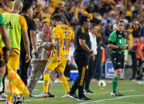 AME1435. MONTERREY (MÉXICO), 21/05/2022.- Andre Gignac y Miguel Herrera (i) de Tigres de la UANL festejan una anotación ante Atlas de Guadalajara durante el partido de vuelta correspondiente a la semifinal del Torneo Clausura 2022 entre Tigres de UANL y Atlas de Guadalajara hoy, en el estadio Universitario de la ciudad de Monterrey (México). EFE/ Miguel Sierra