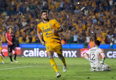 AME1435. MONTERREY (MÉXICO), 21/05/2022.- Andre Gignac de Tigres de la UANL festeja una anotación durante el partido de vuelta correspondiente a la semifinal del Torneo Clausura 2022 entre Tigres de UANL y Atlas de Guadalajara hoy, en el estadio Universitario de la ciudad de Monterrey (México). EFE/ Miguel Sierra