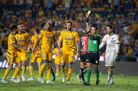 AME1435. MONTERREY (MÉXICO), 21/05/2022.- Jugadores de Tigres de la UANL reclaman al arbitro Cesar Ramos (d) una jugada ante Atlas de Guadalajara durante el partido de vuelta correspondiente a la semifinal del Torneo Clausura 2022 entre Tigres de UANL y Atlas de Guadalajara hoy, en el estadio Universitario de la ciudad de Monterrey (México). EFE/ Miguel Sierra