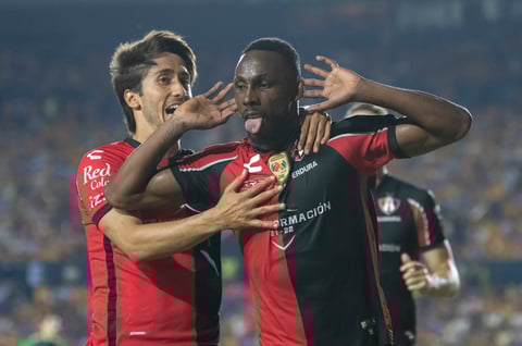 -FOTODELDIA- AME1435. MONTERREY (MÉXICO), 21/05/2022.- Julian Quiñones de Atlas de Guadalajara festeja con su compañero Javier Abella (i) una anotación durante el partido de vuelta correspondiente a la semifinal del Torneo Clausura 2022 entre Tigres de UANL y Atlas de Guadalajara hoy, en el estadio Universitario de la ciudad de Monterrey (México). EFE/ Miguel Sierra