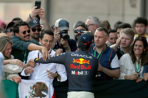Checo Pérez cede lugar a Max Verstappen y termina segundo en Gran Premio de España