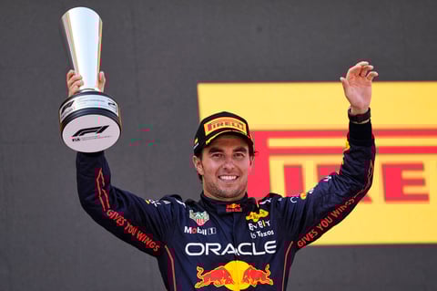 Checo Pérez cede lugar a Max Verstappen y termina segundo en Gran Premio de España