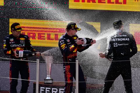 Checo Pérez cede lugar a Max Verstappen y termina segundo en Gran Premio de España