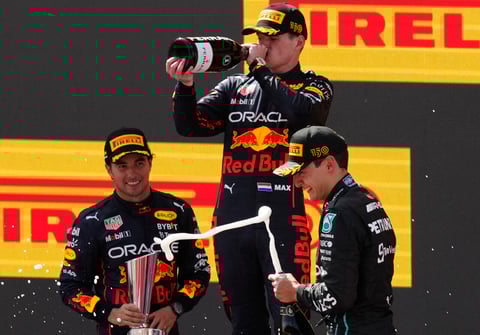 Checo Pérez cede lugar a Max Verstappen y termina segundo en Gran Premio de España