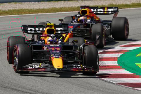 Checo Pérez cede lugar a Max Verstappen y termina segundo en Gran Premio de España