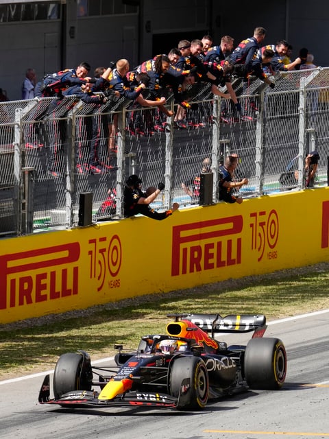 Checo Pérez cede lugar a Max Verstappen y termina segundo en Gran Premio de España