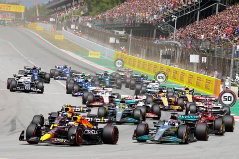 Checo Pérez cede lugar a Max Verstappen y termina segundo en Gran Premio de España