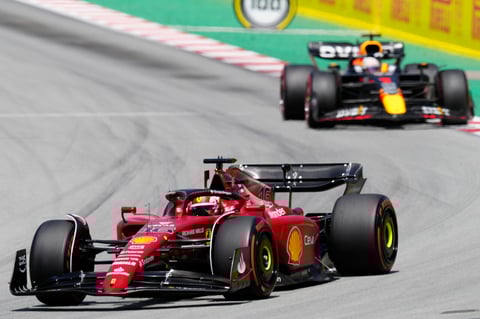Checo Pérez cede lugar a Max Verstappen y termina segundo en Gran Premio de España