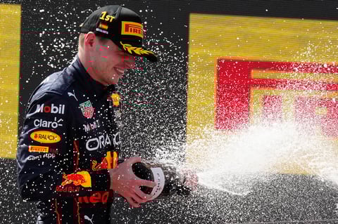 Checo Pérez cede lugar a Max Verstappen y termina segundo en Gran Premio de España