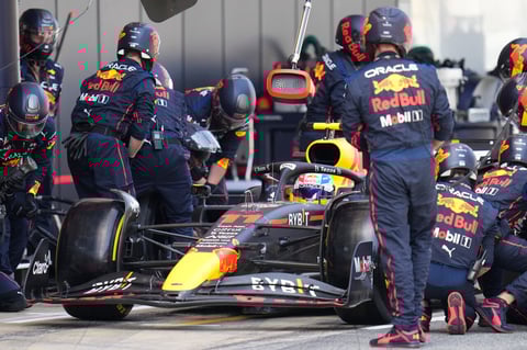 Checo Pérez cede lugar a Max Verstappen y termina segundo en Gran Premio de España