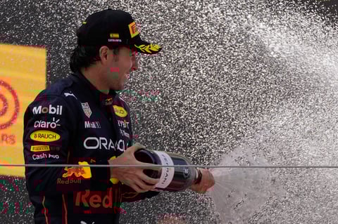 Checo Pérez cede lugar a Max Verstappen y termina segundo en Gran Premio de España