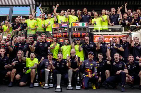 Checo Pérez cede lugar a Max Verstappen y termina segundo en Gran Premio de España