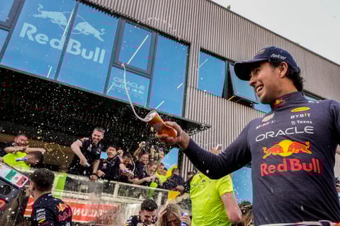 Checo Pérez cede lugar a Max Verstappen y termina segundo en Gran Premio de España