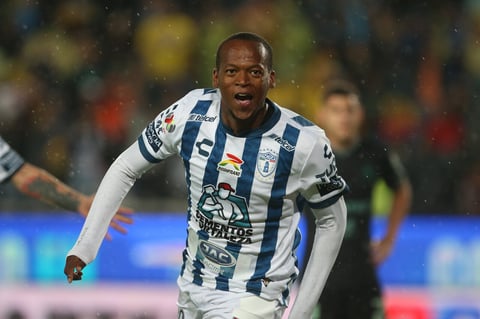 AME1590. PACHUCA (MÉXICO), 22/05/2022.-22/05/2022. Romario Ibarra de Pachuca celebra después de anotar un gol durante el partido de vuelta de la semifinal del torneo Clausura 2022 de la Liga MX entre Tuzos del Pachuca y Águilas del América, celebrado hoy en la ciudad de Pachuca (México). EFE/ David Martinez Pelcastre
