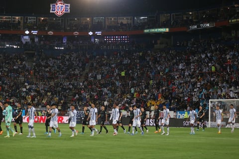 AME1590. PACHUCA (MÉXICO), 22/05/2022.-22/05/2022.- Jugadores salen a la cancha durante el partido de vuelta de la semifinal del torneo Clausura 2022 de la Liga MX entre Tuzos del Pachuca y Águilas del América, celebrado hoy en la ciudad de Pachuca (México). EFE/ David Martinez Pelcastre