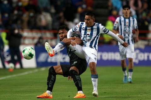 AME1590. PACHUCA (MÉXICO), 22/05/2022.-22/05/2022.- Erick Sánchez de Pachuca (d) disputa el balón con Roger Martínez de América (i) durante el partido de vuelta de la semifinal del torneo Clausura 2022 de la Liga MX entre Tuzos del Pachuca y Águilas del América, celebrado hoy en la ciudad de Pachuca (México). EFE/ David Martinez Pelcastre
