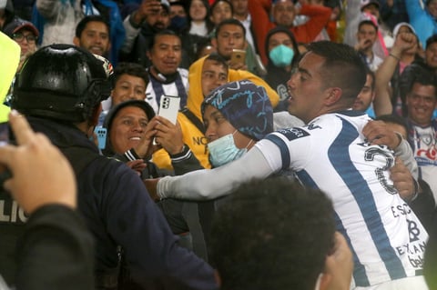 AME1590. PACHUCA (MÉXICO), 22/05/2022.-22/05/2022.- Erick Sánchez de Pachuca celebra con el público después de anotar un gol durante el partido de vuelta de la semifinal del torneo Clausura 2022 de la Liga MX entre Tuzos del Pachuca y Águilas del América, celebrado hoy en la ciudad de Pachuca (México). EFE/ David Martinez Pelcastre
