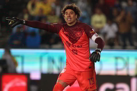 AME1590. PACHUCA (MÉXICO), 22/05/2022.-22/05/2022.- Guillermo Ochoa portero del América da indicaciones a sus compañeros durante el partido de vuelta de la semifinal del torneo Clausura 2022 de la Liga MX entre Tuzos del Pachuca y Águilas del América, celebrado hoy en la ciudad de Pachuca (México). EFE/ David Martinez Pelcastre