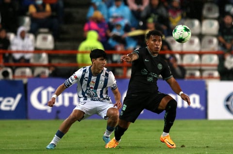AME1590. PACHUCA (MÉXICO), 22/05/2022.-22/05/2022.- Kevin Álvarez de Pachuca (i) disputa el balón con Roger Martínez de América (d) durante el partido de vuelta de la semifinal del torneo Clausura 2022 de la Liga MX entre Tuzos del Pachuca y Águilas del América, celebrado hoy en la ciudad de Pachuca (México). EFE/ David Martinez Pelcastre