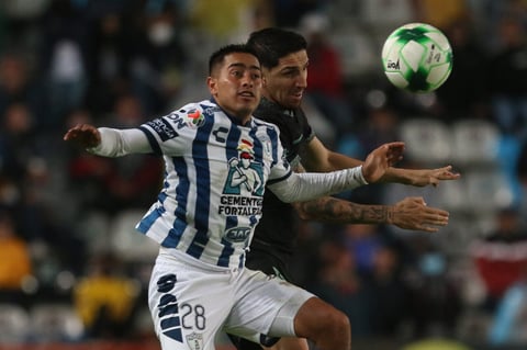 AME1590. PACHUCA (MÉXICO), 22/05/2022.-22/05/2022.- Erick Sánchez de Pachuca (i) disputa el bal+on con Diego Valdés de América (d) durante el partido de vuelta de la semifinal del torneo Clausura 2022 de la Liga MX entre Tuzos del Pachuca y Águilas del América, celebrado hoy en la ciudad de Pachuca (México). EFE/ David Martinez Pelcastre