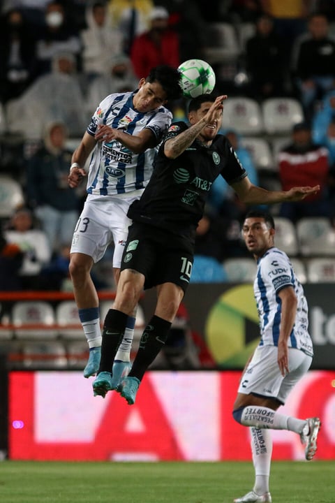 AME1590. PACHUCA (MÉXICO), 22/05/2022.-22/05/2022.- Kevin Álvarez de Pachuca (i) disputa el balón con Diego Vakdes de América (d) durante el partido de vuelta de la semifinal del torneo Clausura 2022 de la Liga MX entre Tuzos del Pachuca y Águilas del América, celebrado hoy en la ciudad de Pachuca (México). EFE/ David Martinez Pelcastre