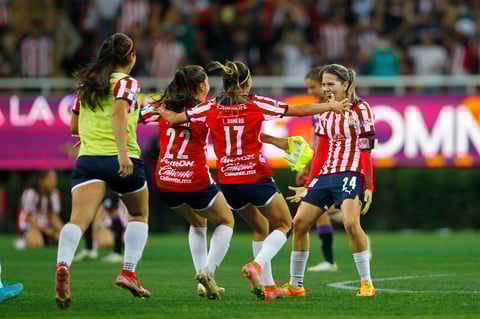 AME1868. GUADALAJARA (MÉXICO), 23/05/2022.- Jugadoras de Chivas celebran la victoria ante Pachuca durante el juego de la final del torneo clausura 2022 de la Liga de fútbol mexicano, hoy en el Estadio Akron, en Guadalajara, Jalisco (México). EFE/ Francisco Guasco