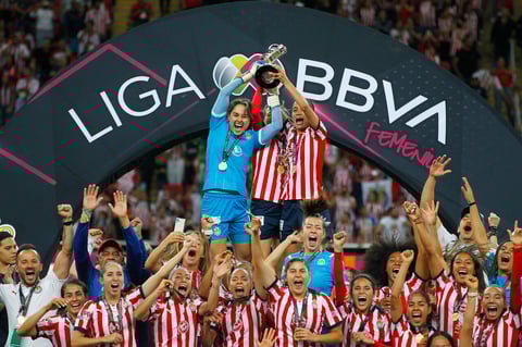 AME1868. GUADALAJARA (MÉXICO), 23/05/2022.- Jugadoras de Chivas celebran la victoria ante Pachuca durante el juego de la final del torneo clausura 2022 de la Liga de fútbol mexicano, hoy en el Estadio Akron, en Guadalajara, Jalisco (México). EFE/ Francisco Guasco