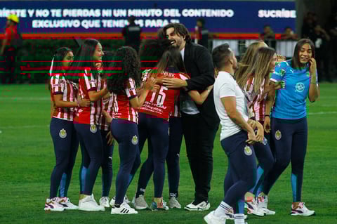 AME1868. GUADALAJARA (MÉXICO), 23/05/2022.- Jugadoras de Chivas celebran junto al entrenador Edgar Mejía la victoria ante Pachuca durante el juego de la final del torneo clausura 2022 de la Liga de fútbol mexicano, hoy en el Estadio Akron, en Guadalajara, Jalisco (México). EFE/ Francisco Guasco
