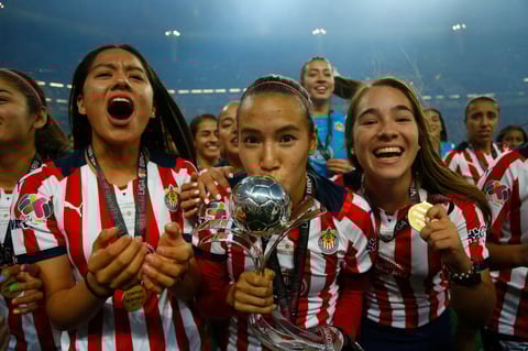 AME1868. GUADALAJARA (MÉXICO), 23/05/2022.- Jugadoras de Chivas celebran la victoria ante Pachuca durante el juego de la final del torneo clausura 2022 de la Liga de fútbol mexicano, hoy en el Estadio Akron, en Guadalajara, Jalisco (México). EFE/ Francisco Guasco