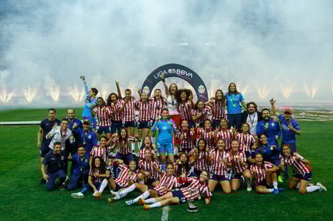 AME1868. GUADALAJARA (MÉXICO), 23/05/2022.- Jugadoras de Chivas celebran la victoria ante Pachuca durante el juego de la final del torneo clausura 2022 de la Liga de fútbol mexicano, hoy en el Estadio Akron, en Guadalajara, Jalisco (México). EFE/ Francisco Guasco