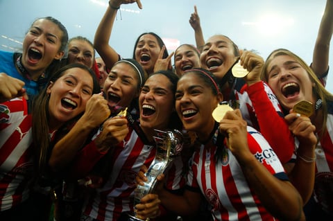 AME1868. GUADALAJARA (MÉXICO), 23/05/2022.- Jugadoras de Chivas celebran la victoria ante Pachuca durante el juego de la final del torneo clausura 2022 de la Liga de fútbol mexicano, hoy en el Estadio Akron, en Guadalajara, Jalisco (México). EFE/ Francisco Guasco