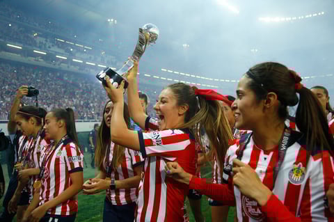 AME1868. GUADALAJARA (MÉXICO), 23/05/2022.- Jugadoras de Chivas celebran la victoria ante Pachuca durante el juego de la final del torneo clausura 2022 de la Liga de fútbol mexicano, hoy en el Estadio Akron, en Guadalajara, Jalisco (México). EFE/ Francisco Guasco
