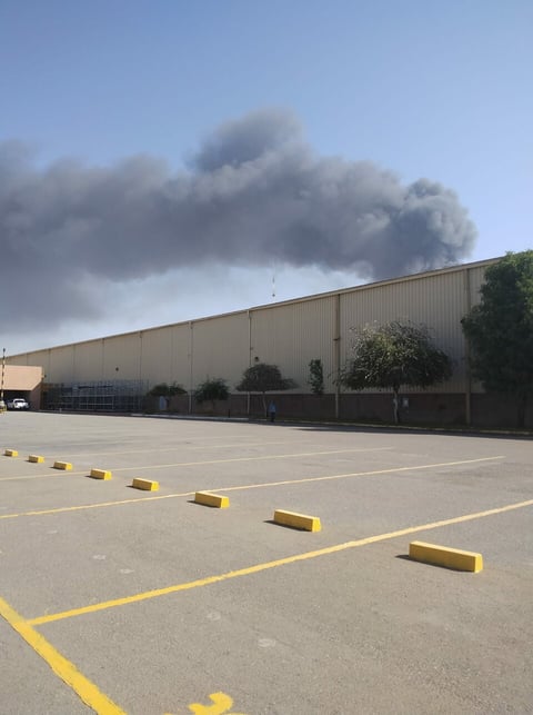 Incendio en fabrica de Torreón se hace visible en La Laguna