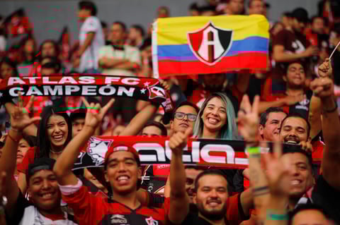 AME2627. GUADALAJARA (MÉXICO), 26/05/2022.- Aficionados de Atlas asisten al primer partido de la final contra Pachuca, hoy, disputado en el estadio Jalisco, en Guadalajara (México). EFE/ Francisco Guasco