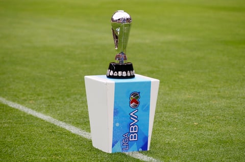 AME2627. GUADALAJARA (MÉXICO), 26/05/2022.- Fotografía del trofeo de la Liga MX del fútbol profesional mexicano, previo a un partido entre Atlas y Pachuca, hoy, en el estadio Jalisco, en Guadalajara (México). EFE/ Francisco Guasco