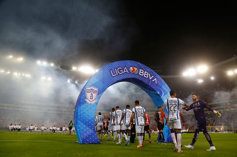AME2627. GUADALAJARA (MÉXICO), 26/05/2022.- Los jugadores de Atlas y Pachuca ingresan al campo previo al primer partido de la final de la Liga MX del fútbol profesional mexicano, hoy, disputado en el estadio Jalisco, en Guadalajara (México). EFE/ Francisco Guasco