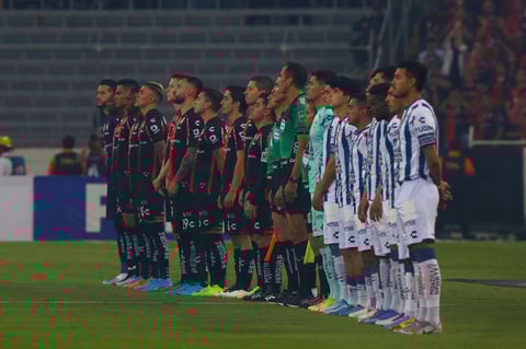 AME2627. GUADALAJARA (MÉXICO), 26/05/2022.- Los jugadores de Atlas (i) y Pachuca se forman previo al primer partido de la final de la Liga MX del fútbol profesional mexicano, hoy, disputado en el estadio Jalisco, en Guadalajara (México). EFE/ Francisco Guasco