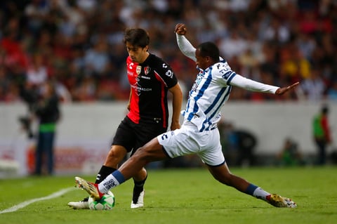 AME2627. GUADALAJARA (MÉXICO), 26/05/2022.- José Abella (i) de Atlas disputa el balón con Romario Ibarra de Pachuca, durante el primer partido de la final de la Liga MX del fútbol profesional mexicano, hoy, disputado en el estadio Jalisco, en Guadalajara (México). EFE/ Francisco Guasco