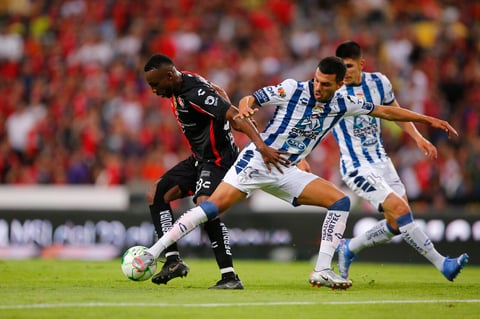AME2627. GUADALAJARA (MÉXICO), 26/05/2022.- Julián Quiñones (i) de Atlas disputa el balón con Gustavo Cabral de Pachuca, durante el primer partido de la final de la Liga MX del fútbol profesional mexicano, hoy, disputado en el estadio Jalisco, en Guadalajara (México). EFE/ Francisco Guasco