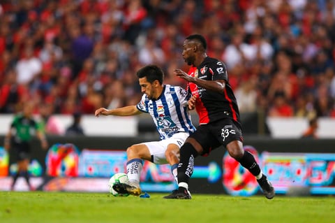 AME2627. GUADALAJARA (MÉXICO), 26/05/2022.- Julián Quiñones (d) de Atlas disputa el balón con Fernando Navarro (i) de Pachuca , durante el primer partido de la final de la Liga MX del fútbol profesional mexicano, hoy, disputado en el estadio Jalisco, en Guadalajara (México). EFE/ Francisco Guasco