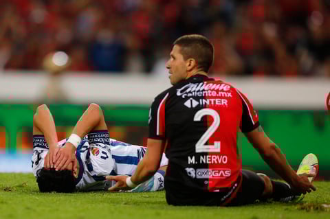 AME2627. GUADALAJARA (MÉXICO), 26/05/2022.- Martín Nervo (d) de Atlas disputa el balón con Kévin Álvarez (i) guardameta de Pachuca, durante el primer partido de la final de la Liga MX del fútbol profesional mexicano, hoy, disputado en el estadio Jalisco, en Guadalajara (México). EFE/ Francisco Guasco