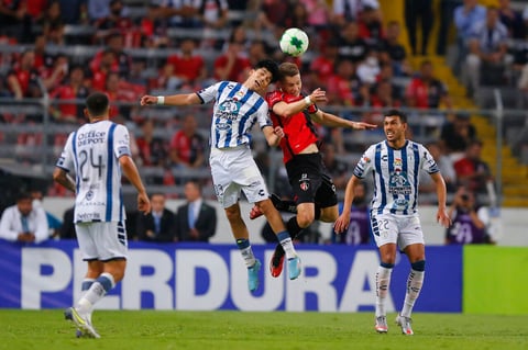 AME2627. GUADALAJARA (MÉXICO), 26/05/2022.- Julio Furch (c d) de Atlas disputa el balón con Kévin Álvarez (c i) guardameta de Pachuca, durante el primer partido de la final de la Liga MX del fútbol profesional mexicano, hoy, disputado en el estadio Jalisco, en Guadalajara (México). EFE/ Francisco Guasco