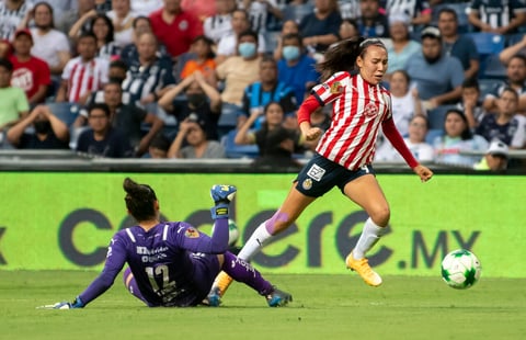 AME3711. MONTERREY (MÉXICO), 30/05/2022.- Alejandria Godinez (i) de Rayadas de Monterrey disputa el balón con Gabriela Valenzuela (d) de Chivas de Guadalajara hoy, lunes 30 de mayo de 2022, durante el partido de vuelta correspondiente al campeón de Campeones de la Liga Femenil Mx celebrado en el estadio BBVA de la ciudad de Monterrey (México). EFE/Miguel Sierra