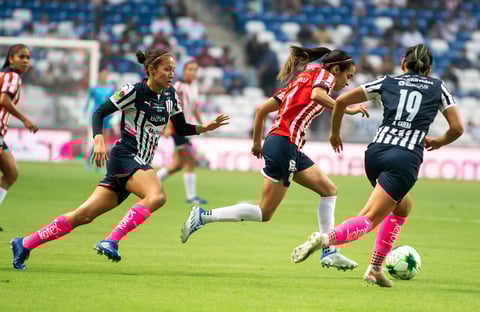 AME3711. MONTERREY (MÉXICO), 30/05/2022.- Yamile Franco (i) y Mariana Cadena (d) de Rayadas de Monterrey disputan el balón con Carolina Jaramillo (c) de Chivas de Guadalajara hoy, lunes 30 de mayo de 2022, durante el partido de vuelta correspondiente al campeón de Campeones de la Liga Femenil Mx celebrado en el estadio BBVA de la ciudad de Monterrey (México). EFE/Miguel Sierra