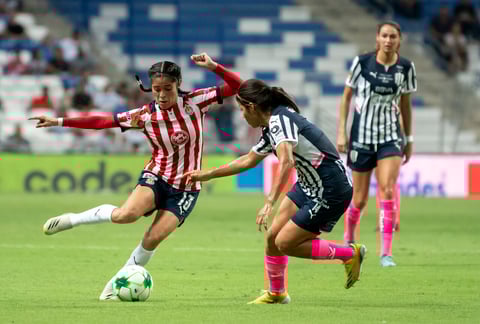 AME3711. MONTERREY (MÉXICO), 30/05/2022.- Diana Garcia (d) de Rayadas de Monterrey disputa el balón con Casandra Montero (i) de Chivas de Guadalajara hoy, lunes 30 de mayo de 2022, durante el partido de vuelta correspondiente al campeón de Campeones de la Liga Femenil Mx celebrado en el estadio BBVA de la ciudad de Monterrey (México). EFE/Miguel Sierra