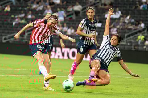 AME3711. MONTERREY (MÉXICO), 30/05/2022.- Rebeca Bernal (d) de Rayadas de Monterrey disputa el balón con Kinberly Guzman (i) de Chivas de Guadalajara hoy, durante el partido de vuelta correspondiente al campeón de Campeones de la Liga Femenil Mx celebrado en el estadio BBVA de la ciudad de Monterrey (México). EFE/Miguel Sierra