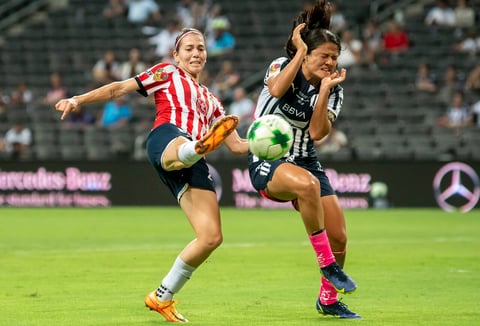 AME3711. MONTERREY (MÉXICO), 30/05/2022.- Rebeca Bernal (d) de Rayadas de Monterrey disputa el balón con Kinberly Guzman (i) de Chivas de Guadalajara hoy, durante el partido de vuelta correspondiente al campeón de Campeones de la Liga Femenil Mx celebrado en el estadio BBVA de la ciudad de Monterrey (México). EFE/Miguel Sierra